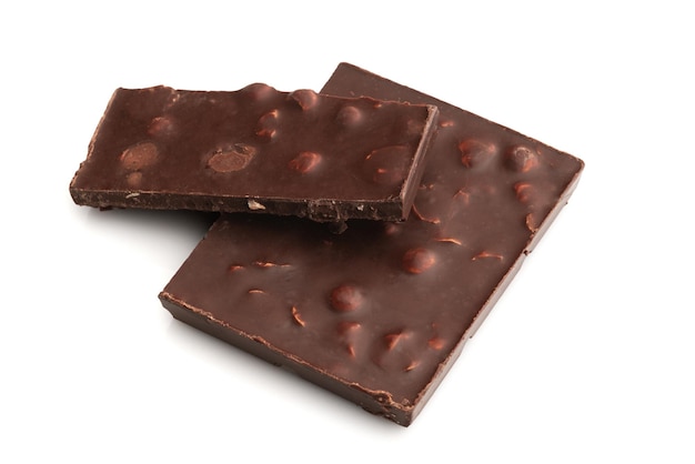 Foto barras de chocolate negro con nueces aislado sobre un fondo blanco.