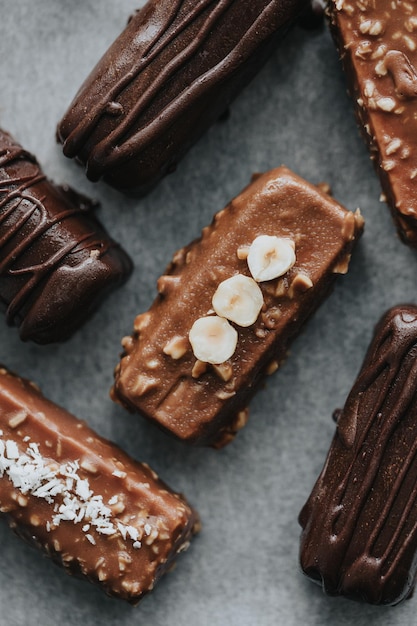 Barras de chocolate con requesón decoradas con nueces en pergamino Foto de comida de dulces