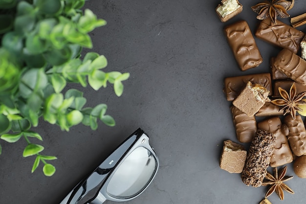 Barras de chocolate sobre un fondo negro a contraluz. Chocolate con relleno. Dulces dulces para merienda y té.