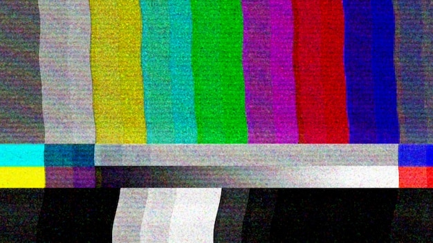 Foto barras de color en un monitor de tv con mala interferencia y rayas ruidosas error de señal de televisión.