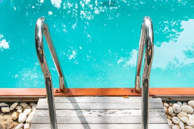 Barras de aço inoxidável na piscina