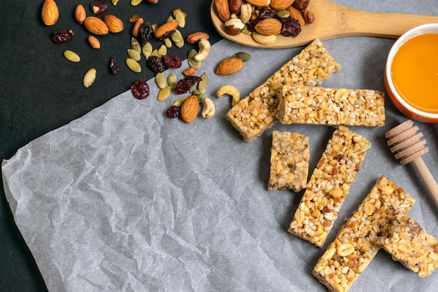 Barras de cereais caseiras saudáveis e granola com nozes, frutas secas e mel