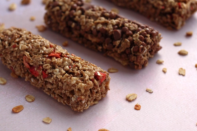 Barras de cereais com granola em fundo pinklilac um lanche saudável