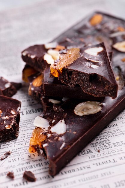 Barras de chocolate com frutas cítricas e nozes.