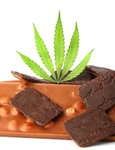 Barras de chocolate comestíveis para alimentos de maconha medicinal e biscoitos de chocolate com folha de cânhamo verde isolada