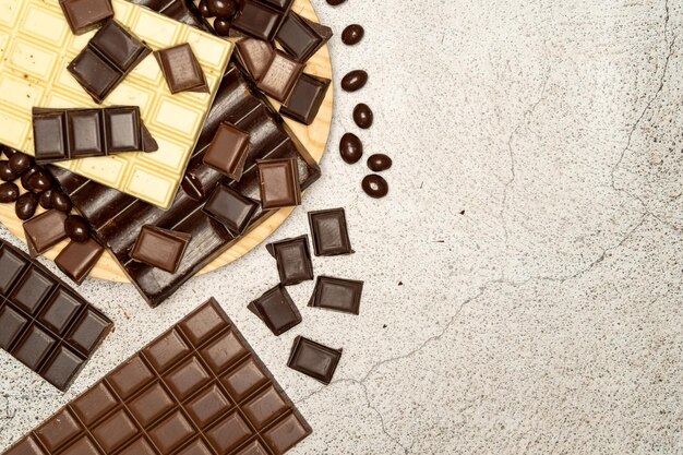 Barras de chocolate e grãos de café sobre uma mesa