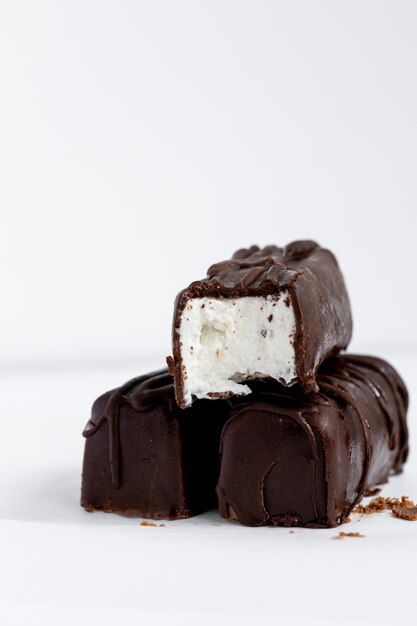 Barras de chocolate em um corte isolado em um fundo branco Foto de comida de doces