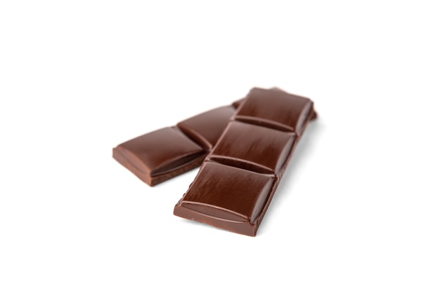 Barras de chocolate isoladas em um fundo branco