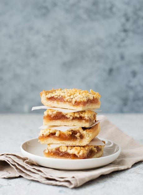 Barras de crumble de frutas caseiras com geleia, biscoitos caseiros, espaço de cópia, foco seletivo