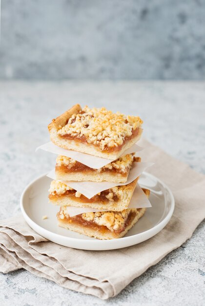 Barras de crumble de frutas caseiras com geleia, biscoitos caseiros, foco seletivo, espaço de cópia