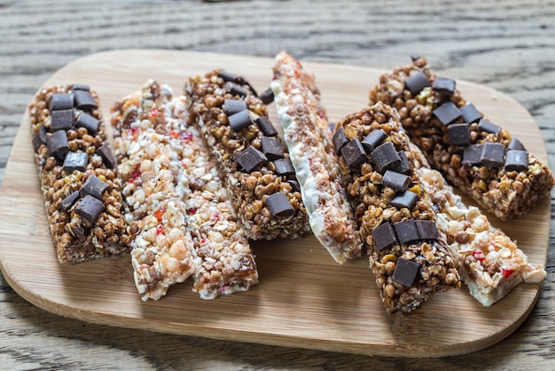 Barras de granola com frutas secas e chocolate