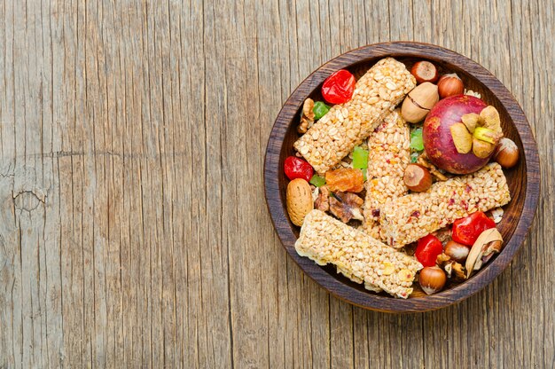 Barras de granola de cereais com nozes e frutas secas