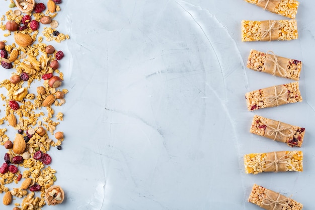 Barras de granola muesli de cereais caseiros saudáveis no café da manhã