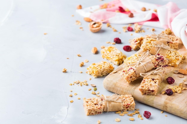 Barras de granola muesli de cereais caseiros saudáveis no café da manhã