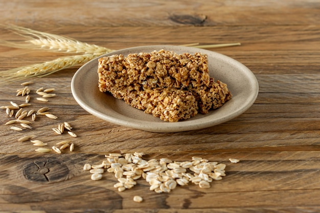 Foto barras de granola orgânica crua com sementes e nozes. sobremesa saudável doce caseira no café da manhã.