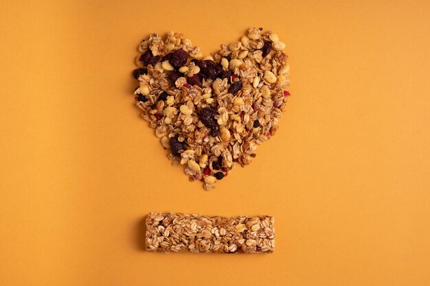Barras de granola são um conceito criativo O coração é forrado com flocos mostrando a atitude em relação à alimentação saudável
