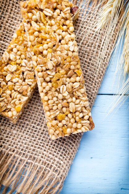 Barras de muesli, barras de cereais no fundo de madeira.