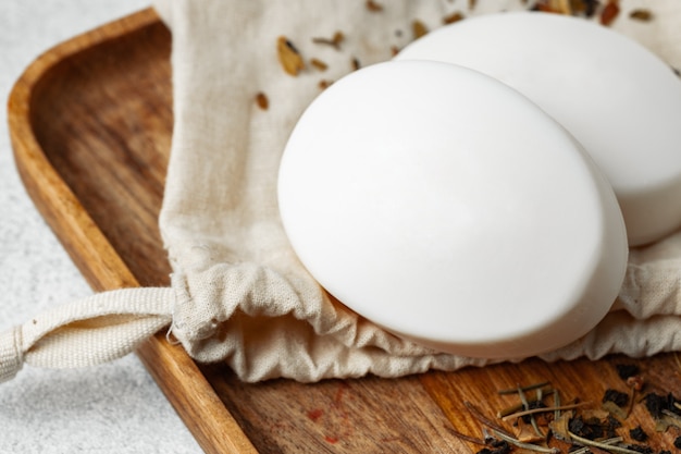 Barras de sabão com ingredientes naturais em cima da mesa