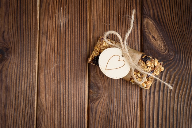 Barras energéticas caseras de avena y granola, refrigerio saludable, sobre escritorio de madera con espacio de copia para texto