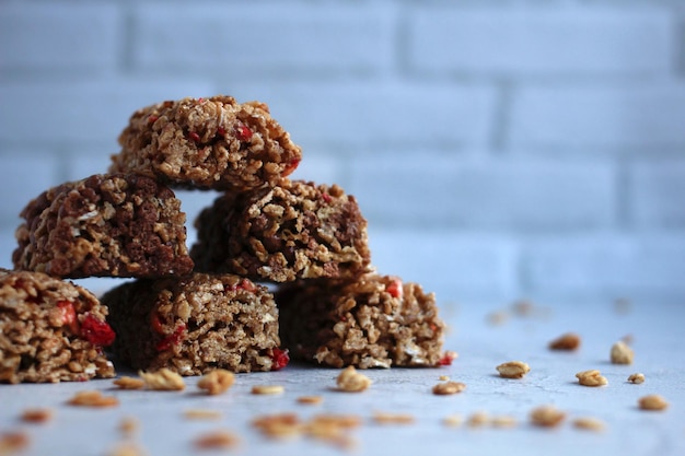 Barras de fitness de cereales dietéticos en filas sobre un fondo claro