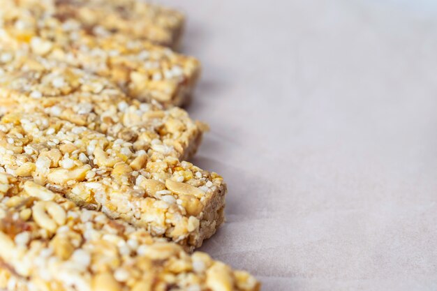 Barras de granola caseras saludables con nueces y miel