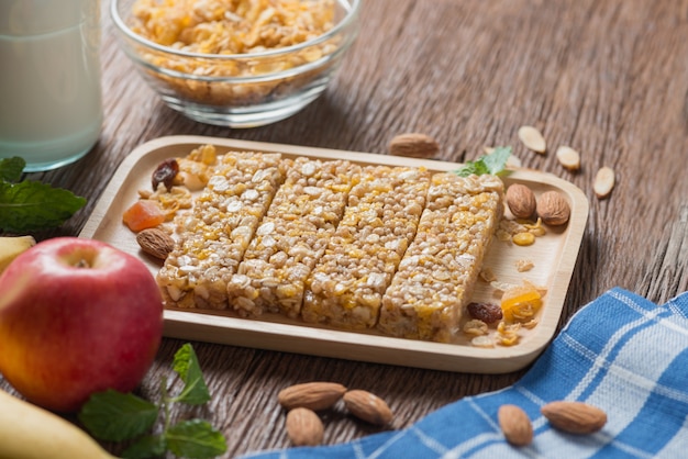 Foto barras de granola de cereales caseros con nueces y garnola.