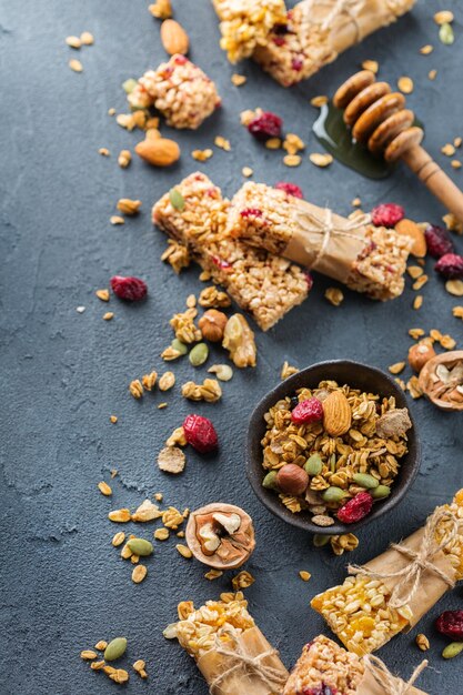 Barras de granola muesli de cereales caseros saludables para el desayuno