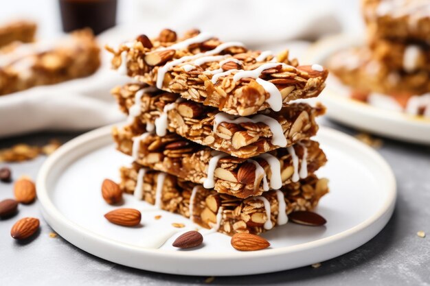 Barras de granola saludables apiladas en un plato blanco