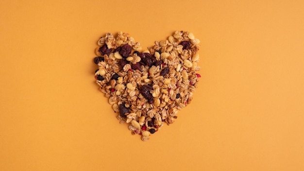 Las barras de granola son un concepto creativo El corazón está forrado con hojuelas que muestran la actitud hacia una nutrición saludable