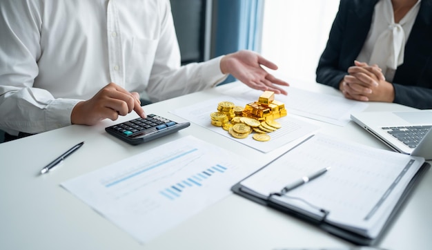 Barras de oro Comerciantes de negocios que ofrecen oro Inversión en compañías mineras de oro o Comercio de oro en la bolsa de valores Aumento de los precios