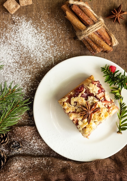 Barras de pastel de manzana con mermelada, especias y crumble