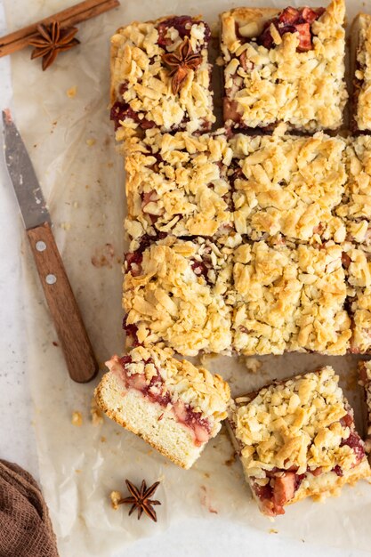 Barras de pastel de manzana con mermelada de frutos rojos, especias y crumble.