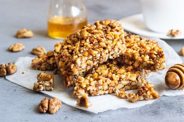 Barras de postre hechas de nueces en un caramelo de miel