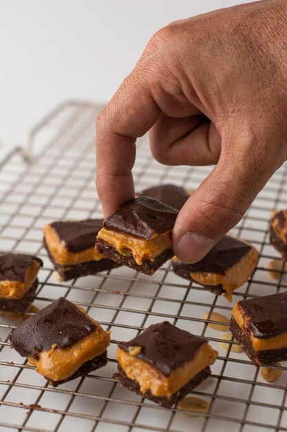 Foto barras de postre saludables de mantequilla de maní, cacao y nueces