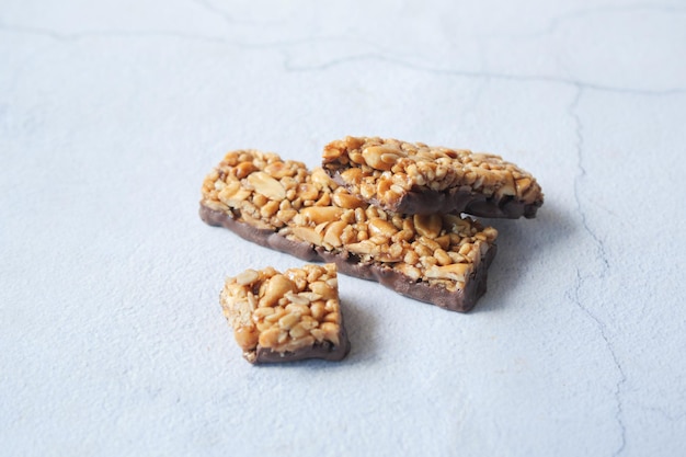 Barras de proteína de avena con chocolate en la mesa