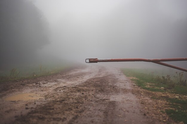 Barreira fecha entrada para estrada de terra