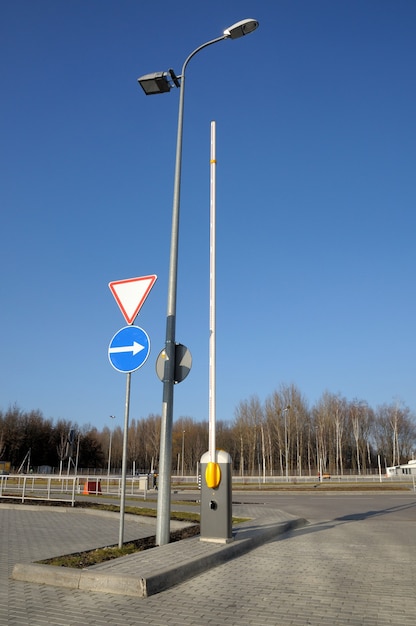 Barreira moderna para carros na estrada.