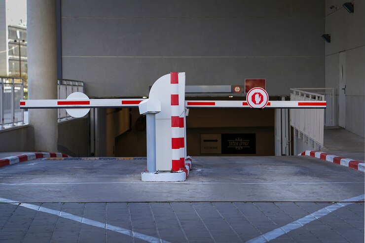 Foto barreira na entrada e saída da garagem de estacionamento. barreira em um estacionamento. saia do estacionamento subterrâneo. estacionamento subterrâneo, garagem. interior do estacionamento