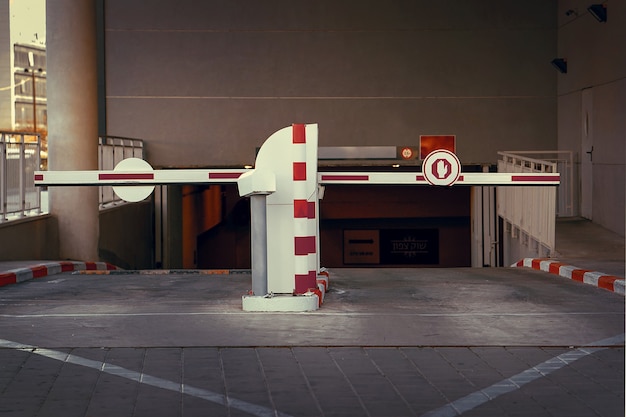 Barreira na entrada e saída da garagem de estacionamento. barreira em um estacionamento. Saia do estacionamento subterrâneo. Estacionamento subterrâneo, garagem. Interior do estacionamento