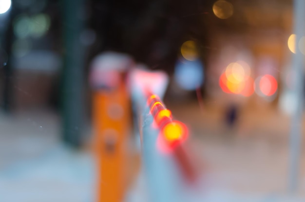 Foto una barrera cerrada por la noche con luces.