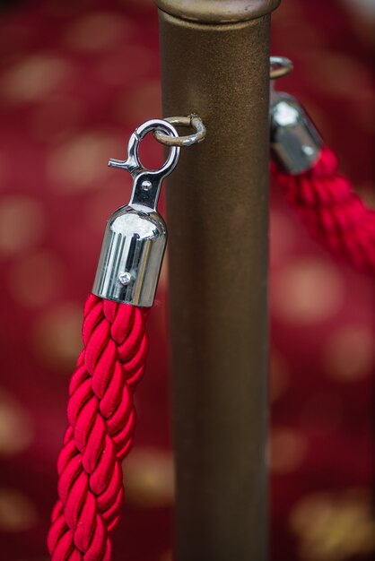 Foto barrera con cuerda roja, concepto de cine