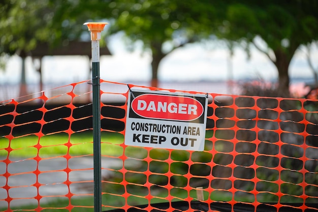 Foto barrera protectora en el sitio de construcción para restricción de seguridad