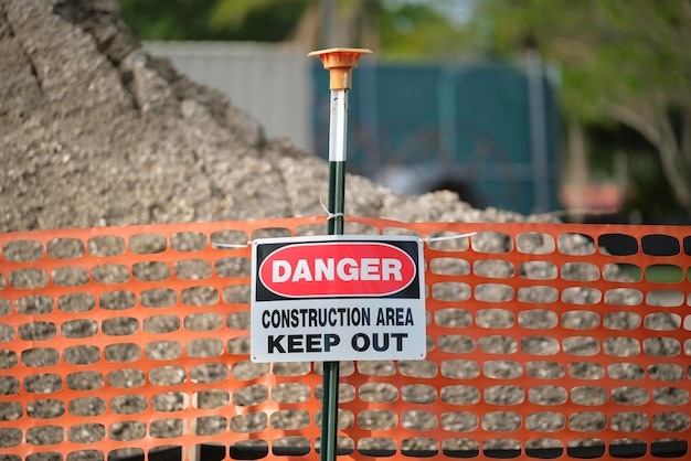 Barrera protectora en el sitio de construcción para restricción de seguridad