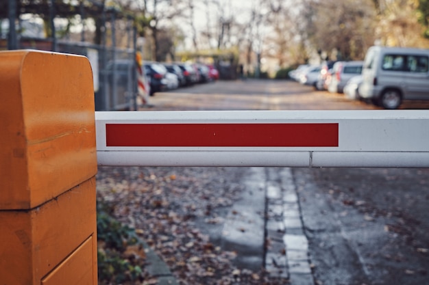 Barrera de seguridad de un estacionamiento. Pasaje cerrado