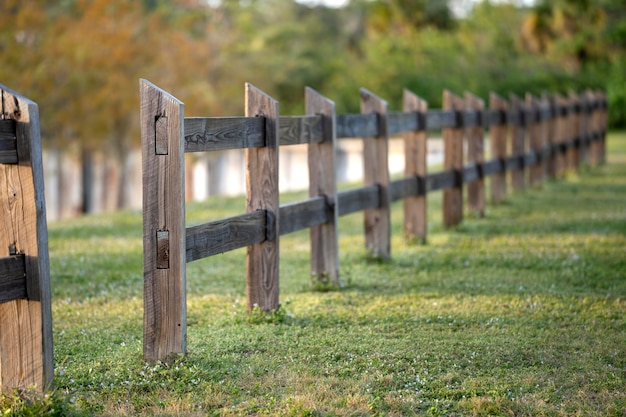 Barrera de valla de madera en terrenos agrícolas para la protección del ganado y el territorio