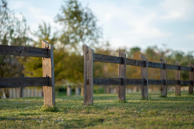 Foto barrera de valla de madera en los terrenos de la granja para la protección del ganado y el territorio