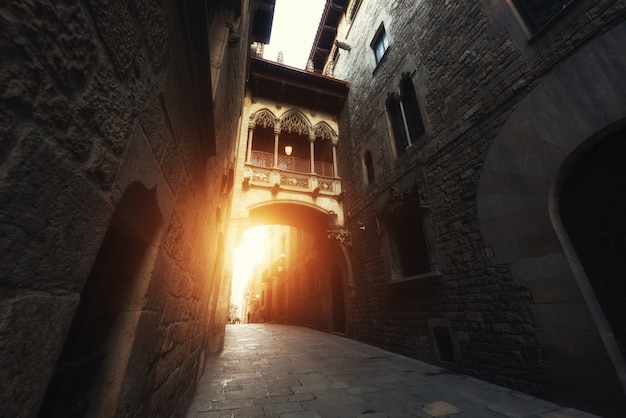 Barri Gothic Quarter y el Puente de los Suspiros durante el amanecer en Barcelona, Cataluña, España.