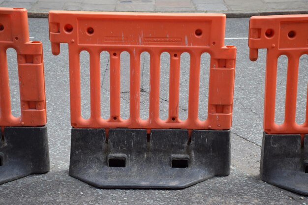 Foto barricadas naranjas en la calle