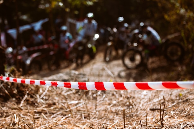 Barricade cuerda de plástico con bicicletas de montaña de carreras