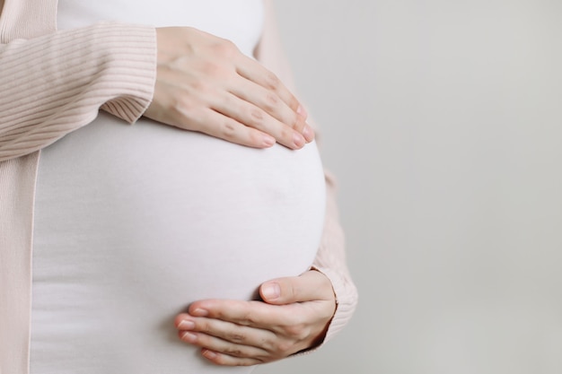 Barriga de grávida com botinhas de bebê